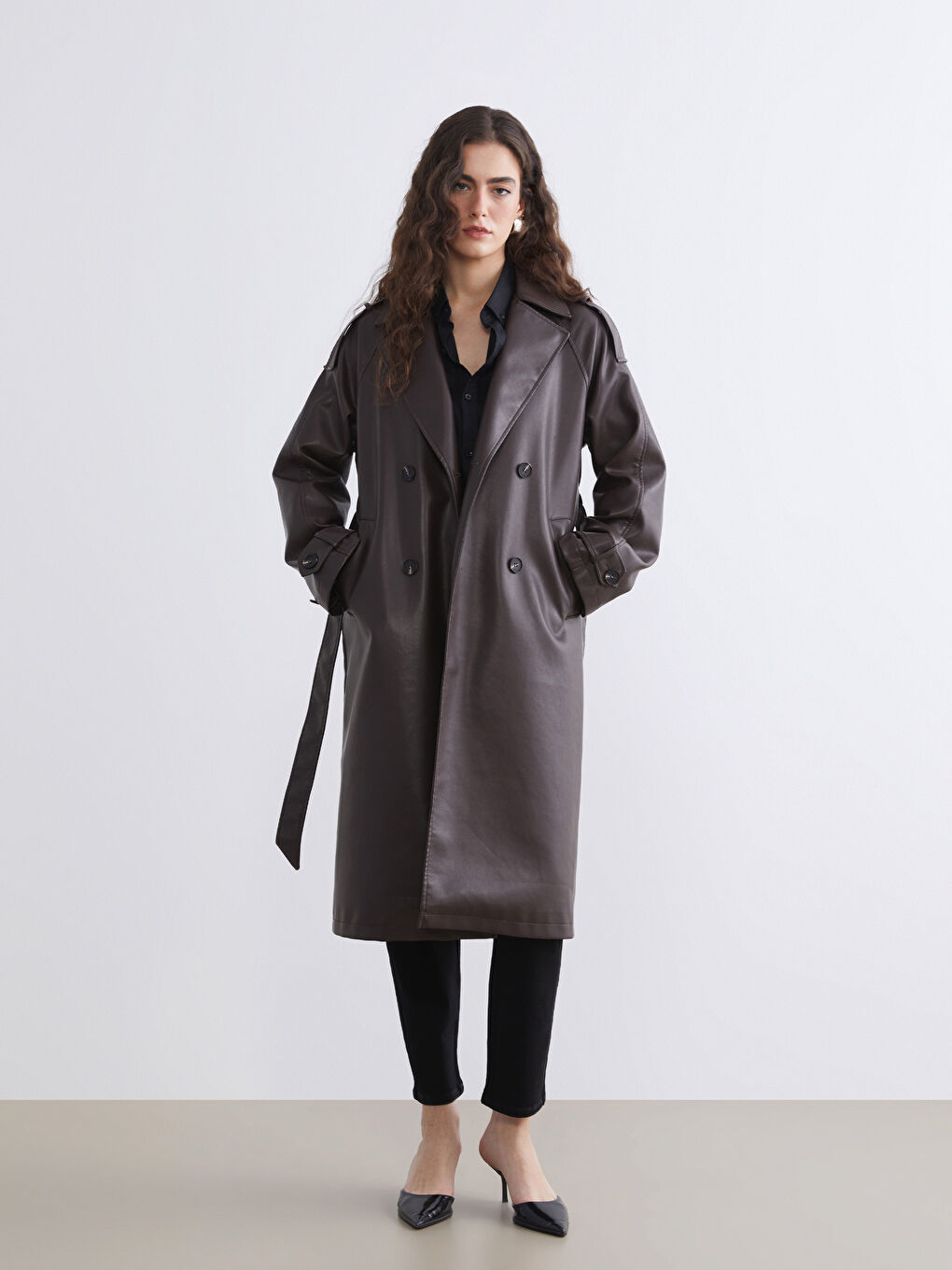 Kahverengi Kruvaze Yaka Deri Görünümlü Kadın Trençkot-1