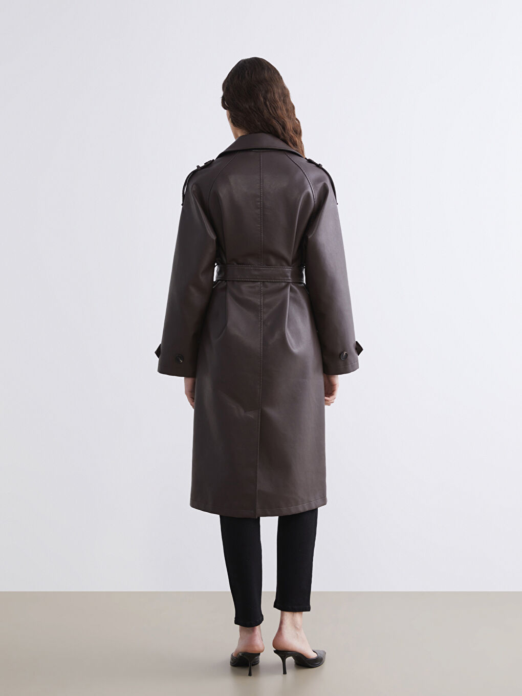 Kahverengi Kruvaze Yaka Deri Görünümlü Kadın Trençkot-3