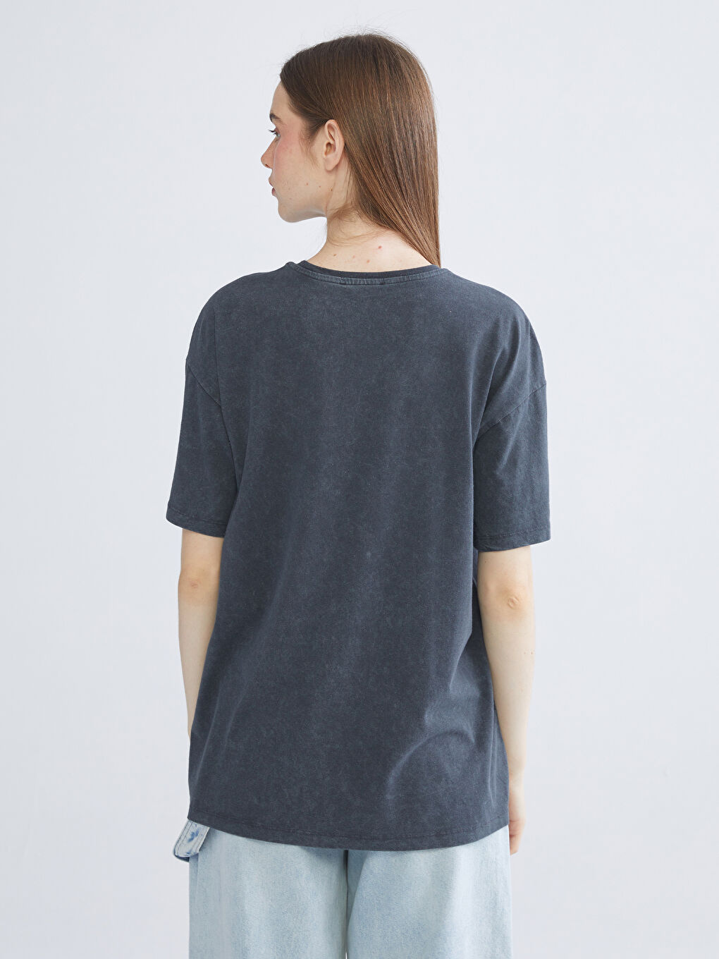 Antrasit Bisiklet Yaka Baskılı Kadın Tişört-3