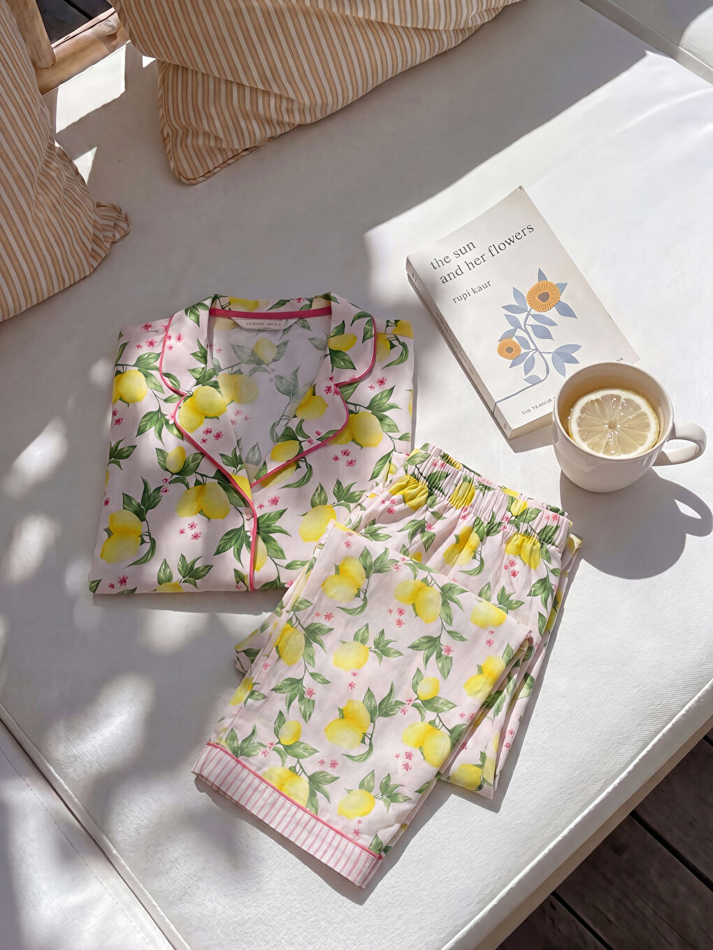 Комплект пижами с яка и лимонов принт за жени