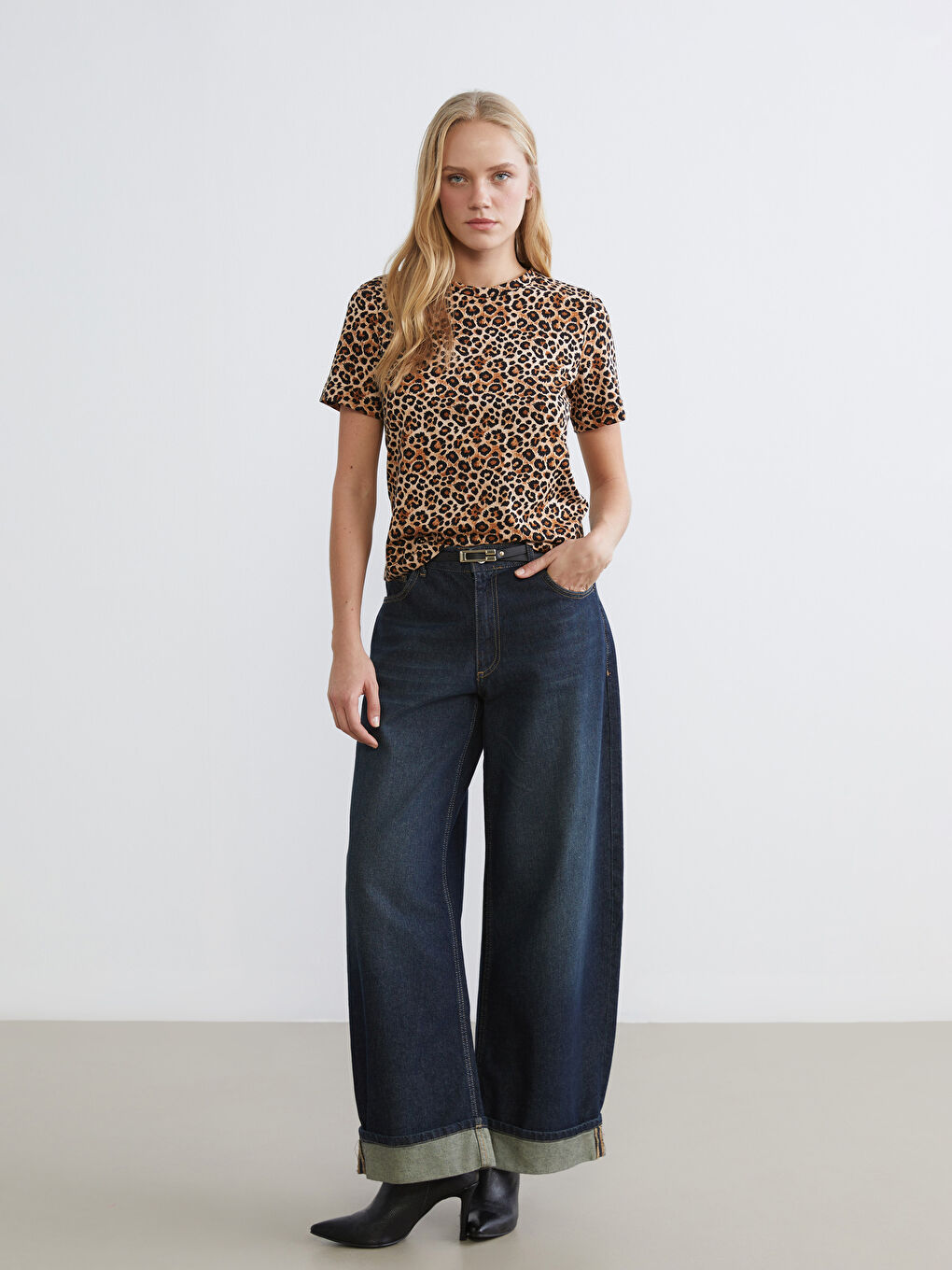 Kahverengi Bisiklet Yaka Leopar Desenli Kadın Tişört-1