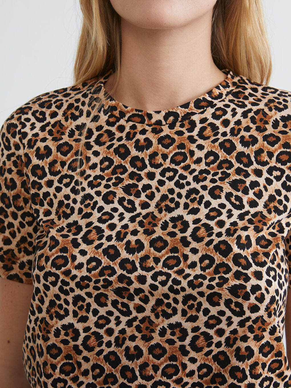 Kahverengi Bisiklet Yaka Leopar Desenli Kadın Tişört-2