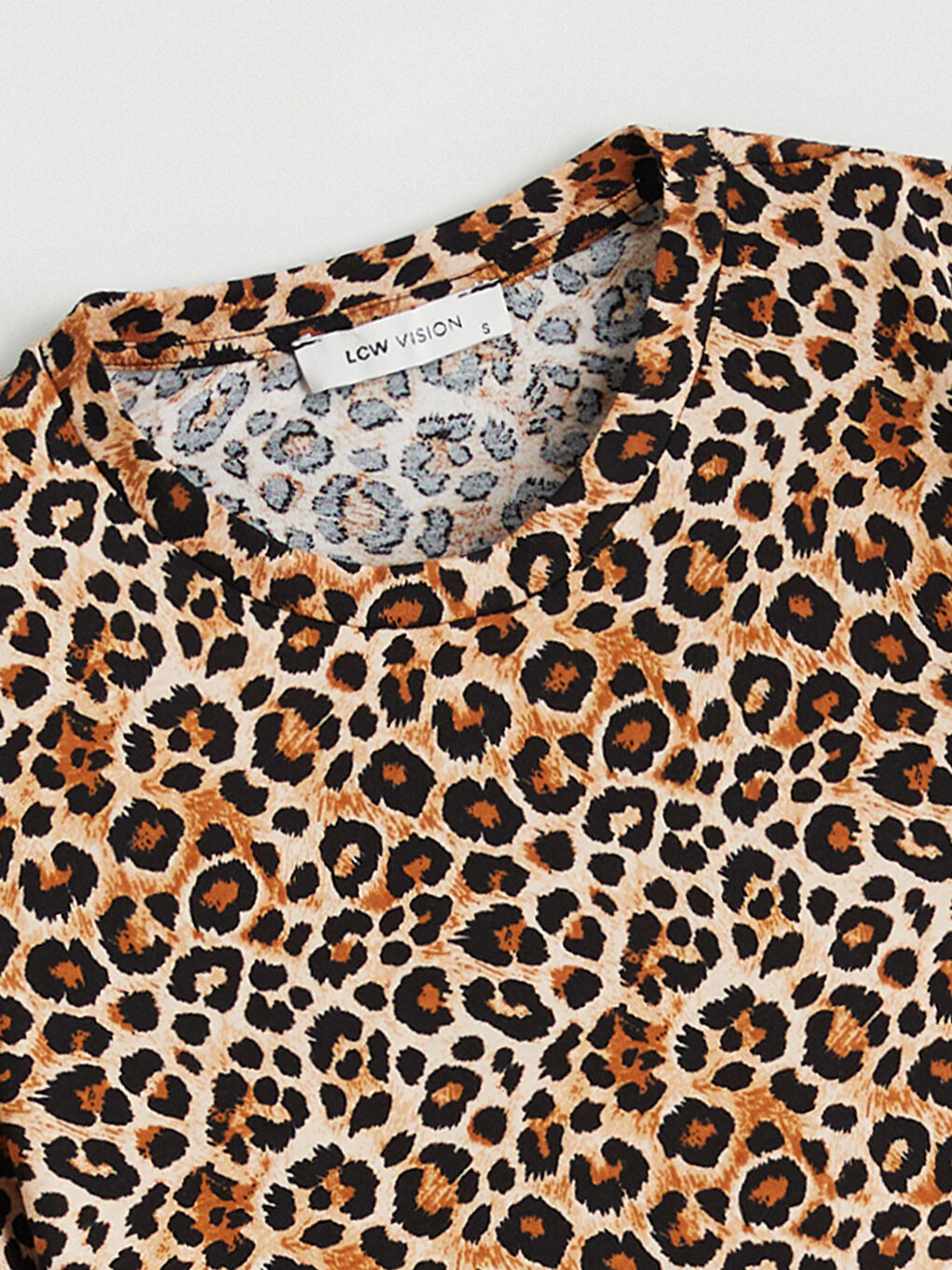 Kahverengi Bisiklet Yaka Leopar Desenli Kadın Tişört-5