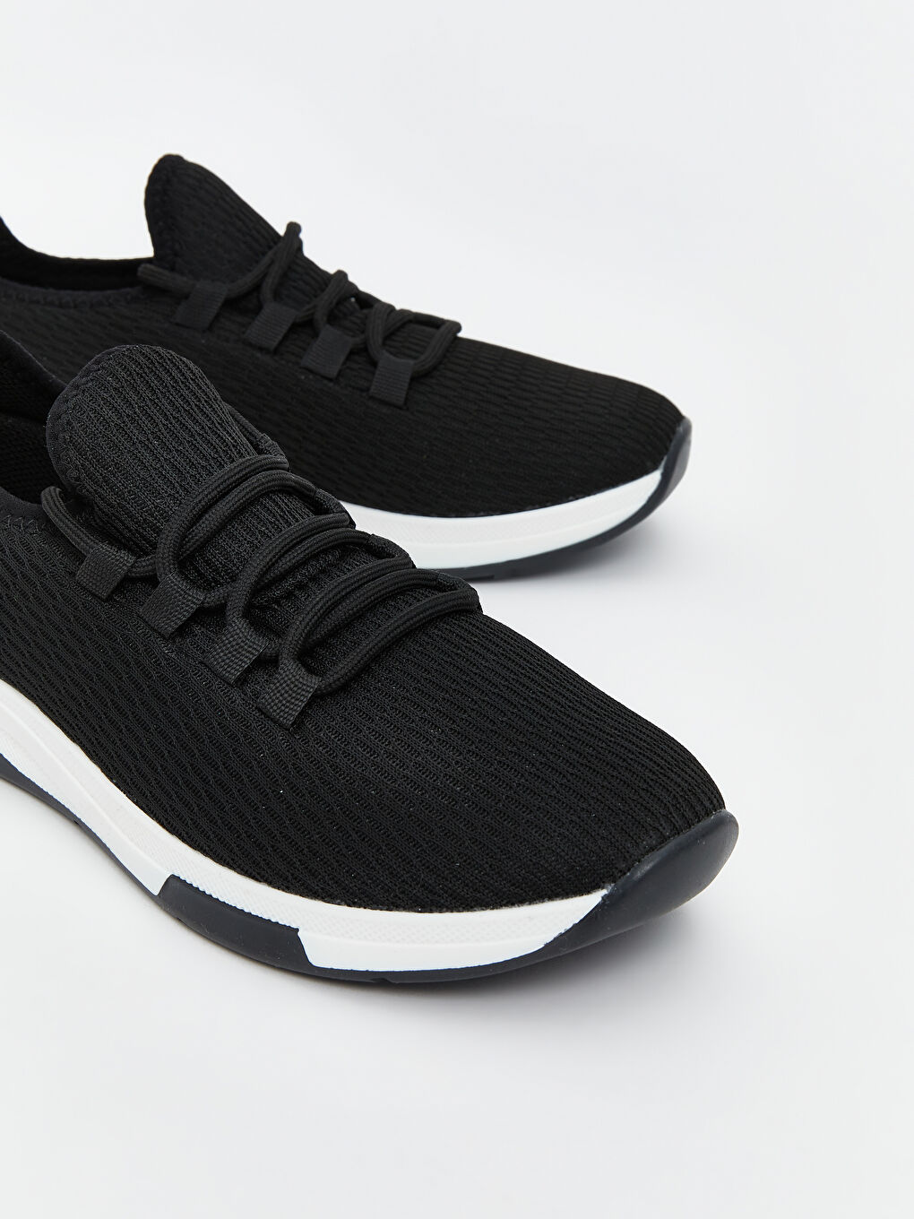 Siyah Bağcıklı File Detaylı Kadın Spor Ayakkabı-2