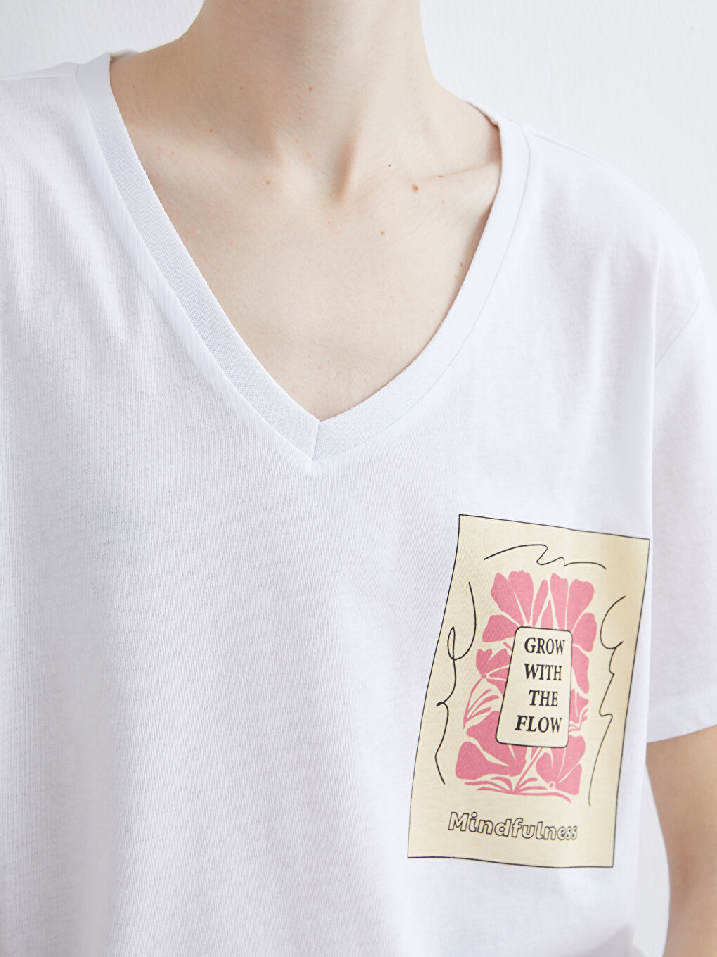 Tricou Imprimat cu Decolteu în V pentru Femei-2