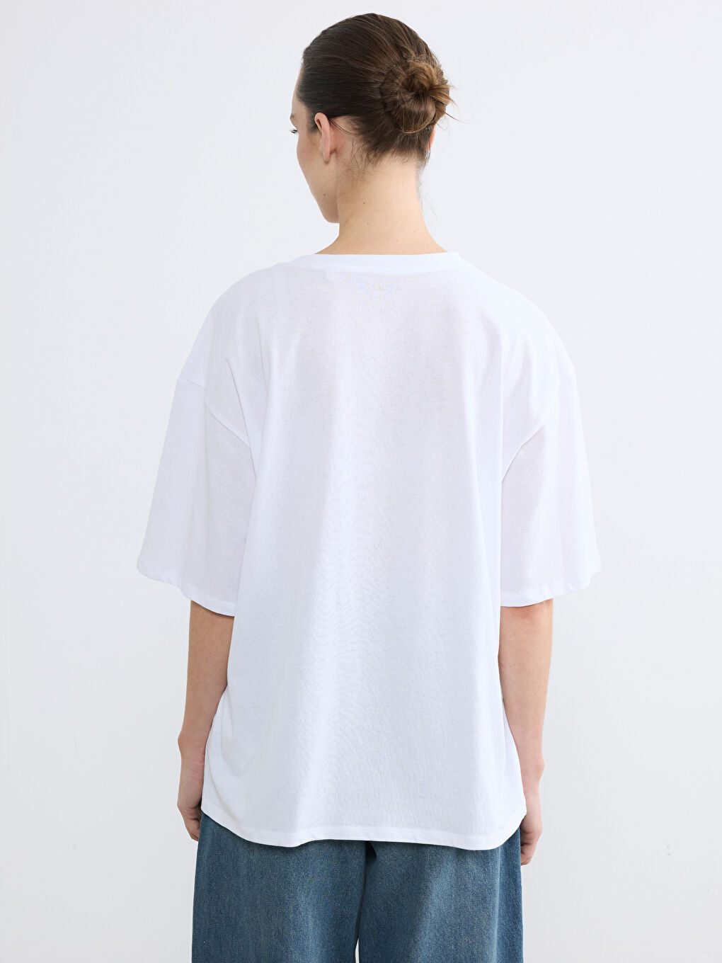 تي شيرت نسائي مطبوع بأوفراسايز وياقة دائرية-3