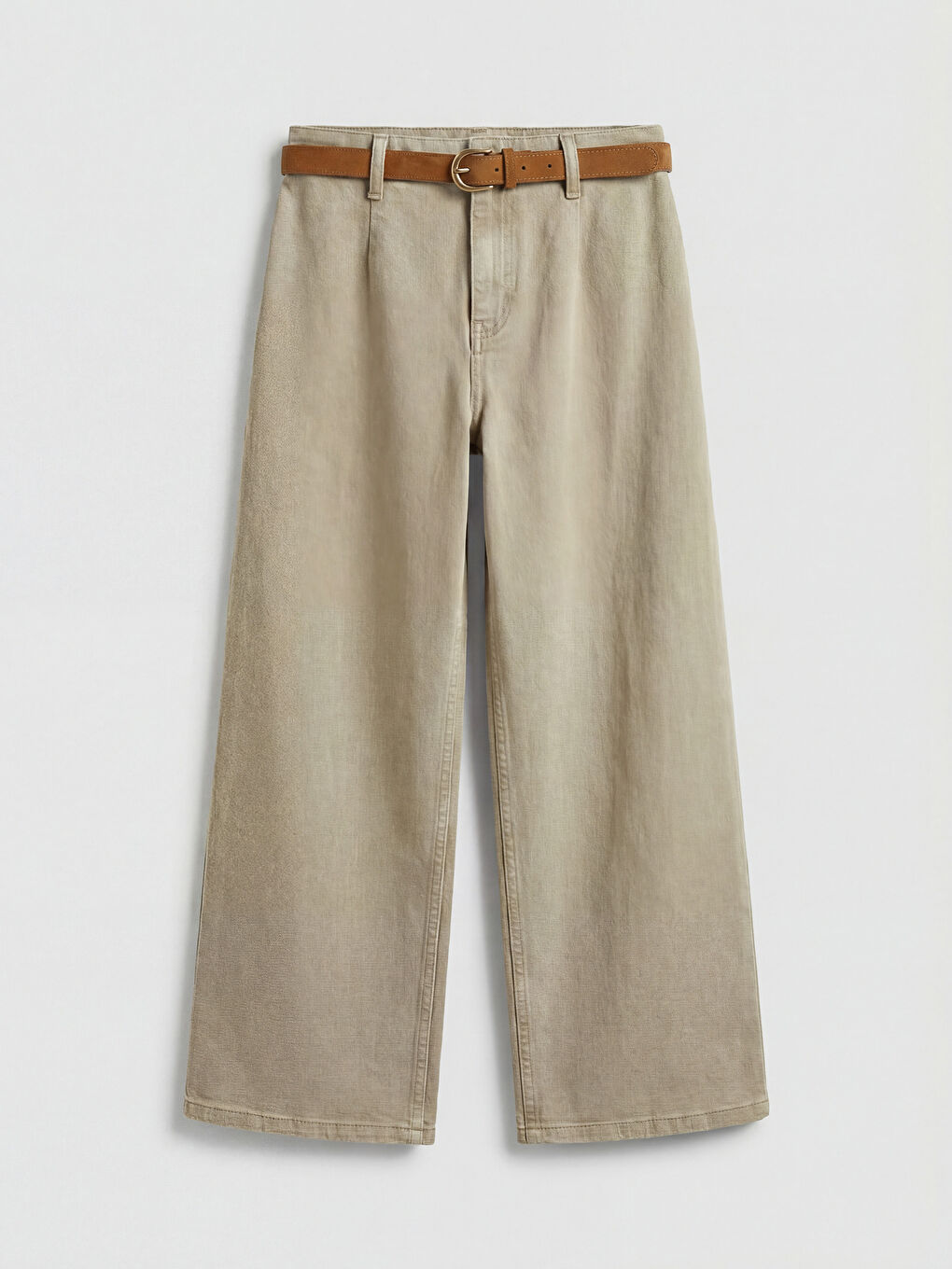 ქალი მწვანე ჯინსი