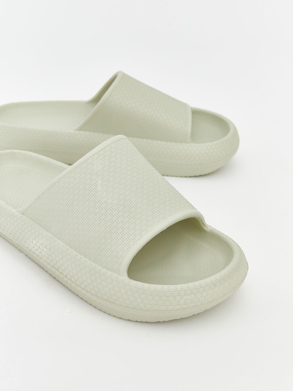 Женские сандалии с одной ремешкой-2