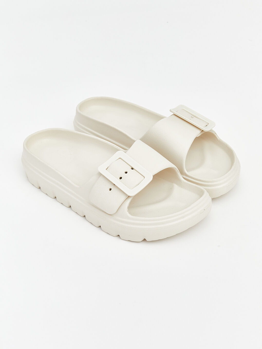 Женские шлёпанцы с пряжкой на толстой подошве