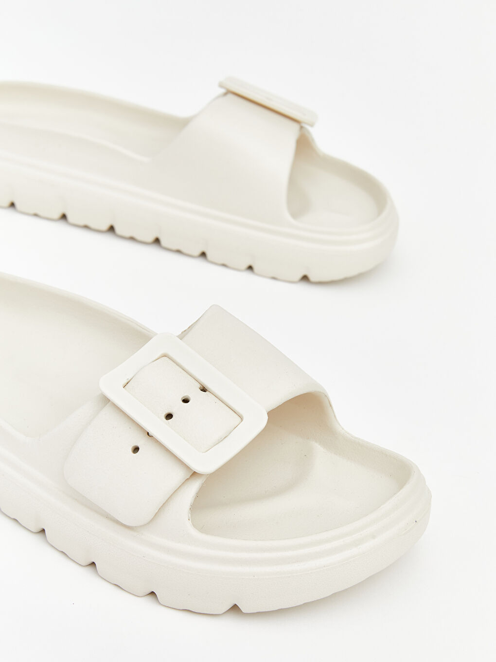 Женские шлёпанцы с пряжкой на толстой подошве-2