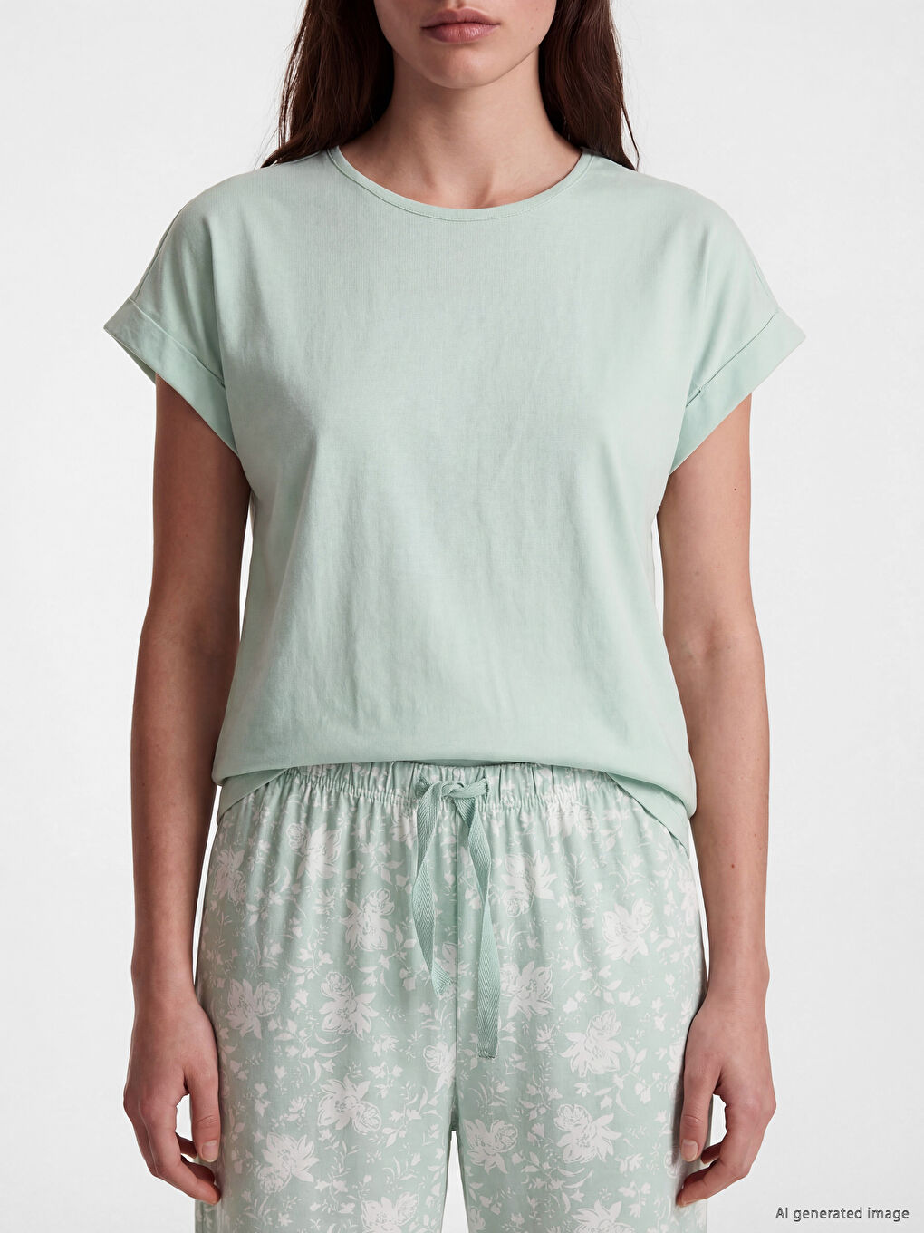 Komplet ženskih kapri pidžama sa okruglim izrezom i šarom-2