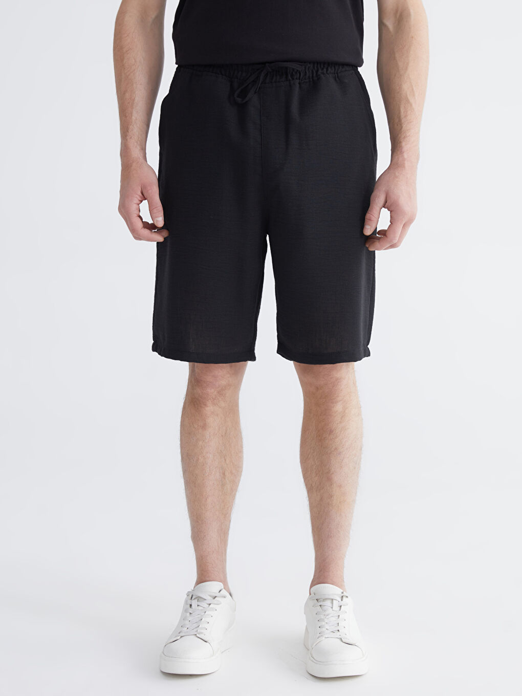 Siyah Rahat Kalıp Armürlü Erkek Şort-1