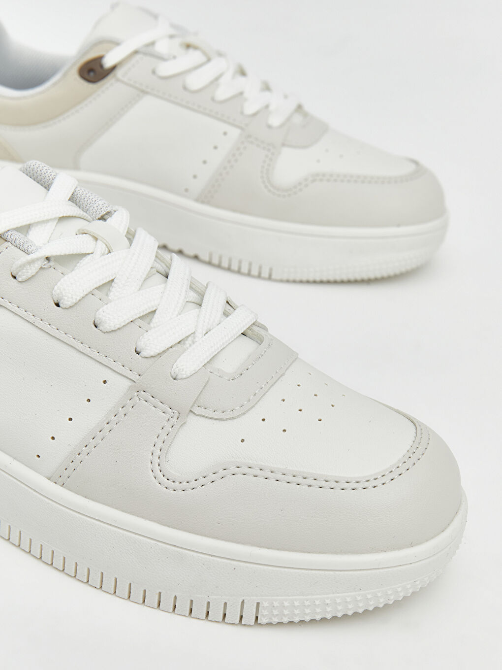 Bej Deri Görünümlü Kadın Spor Ayakkabı-2