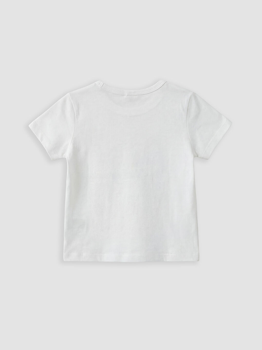 ბიჭი თეთრი მაისურები და ზედები-1