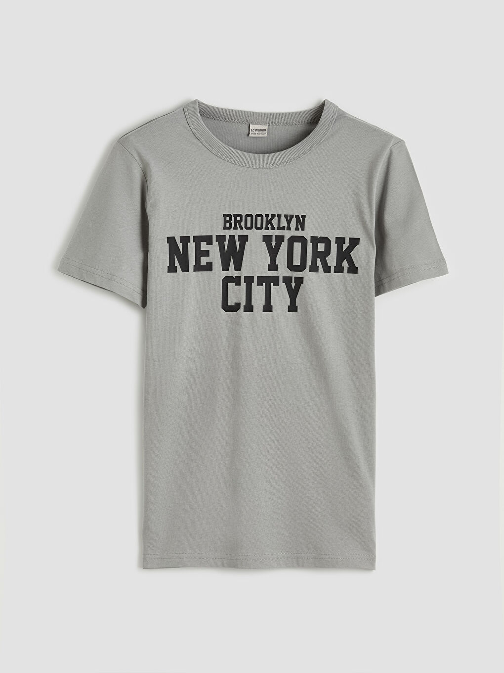 ბიჭი რუხი მაისურები და ზედები