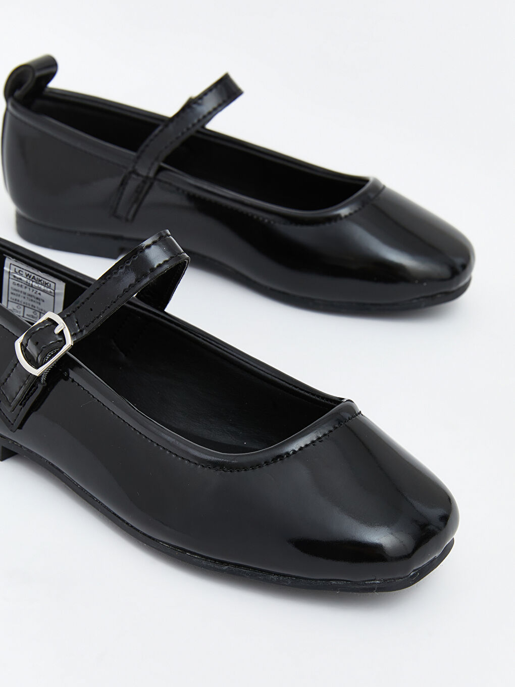 Siyah Deri Görünümlü Kız Çocuk Babet-2