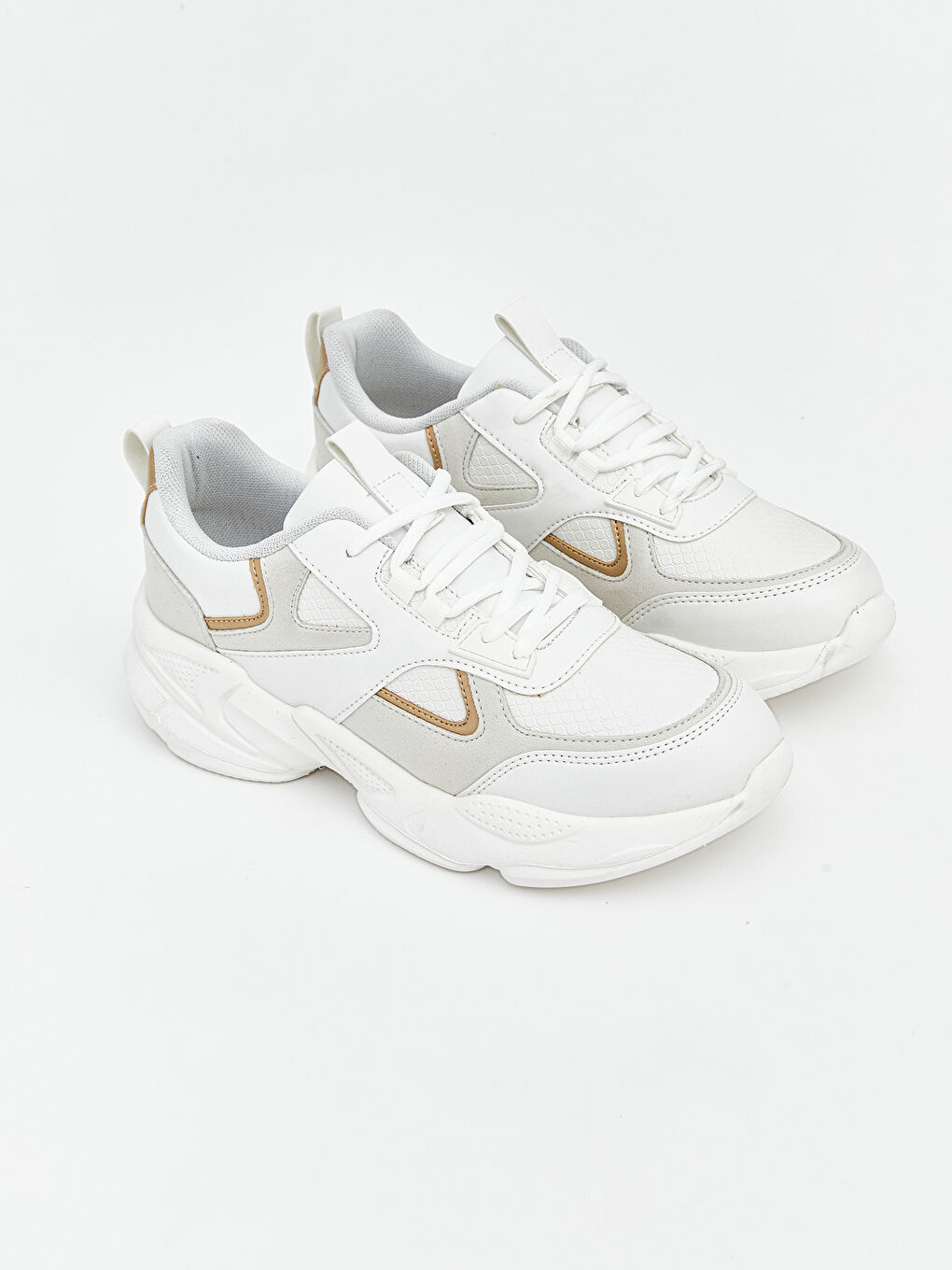 Beyaz Bağcıklı ve Kalın Tabanlı Kadın Spor Ayakkabı