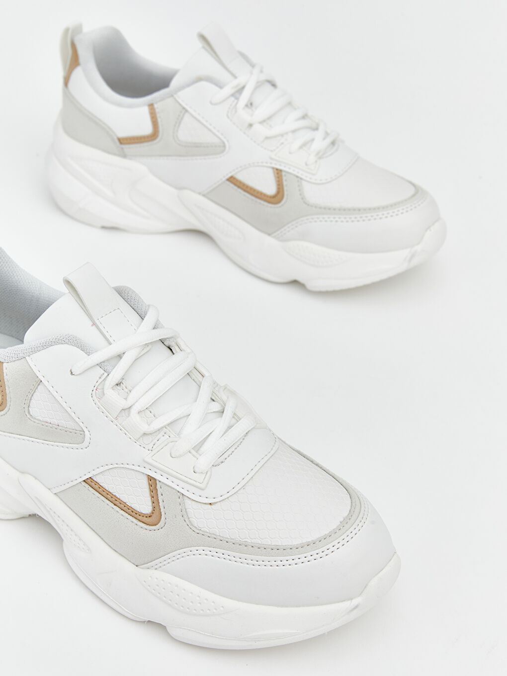 Beyaz Bağcıklı ve Kalın Tabanlı Kadın Spor Ayakkabı-2