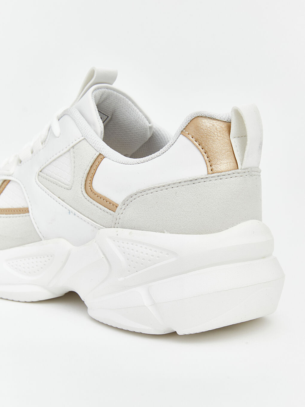 Beyaz Bağcıklı ve Kalın Tabanlı Kadın Spor Ayakkabı-4