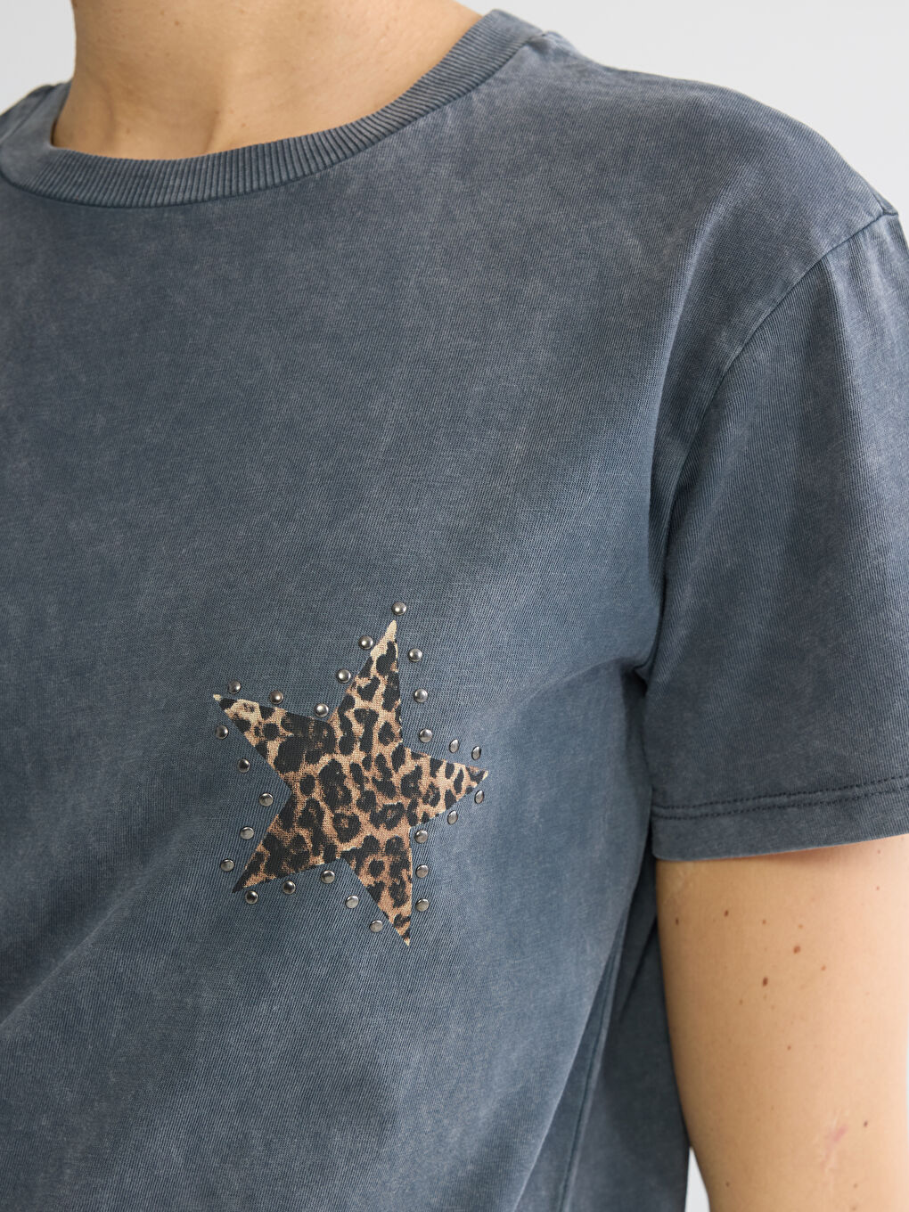 Antrasit Bisiklet Yaka Yıldız Baskılı Kadın Tişört-2