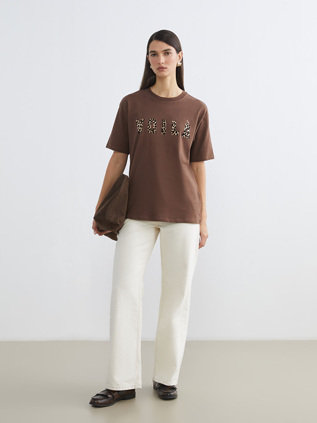 Kahverengi Bisiklet Yaka Baskılı Oversize Kadın Tişört-1