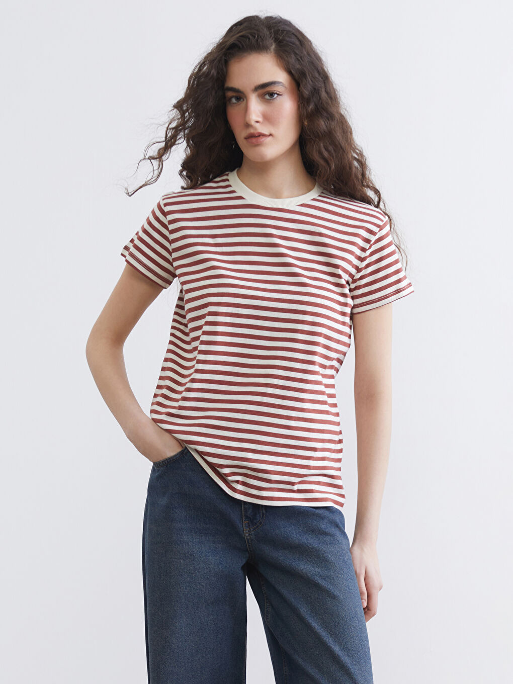 Женская полосатая футболка с круглым вырезом