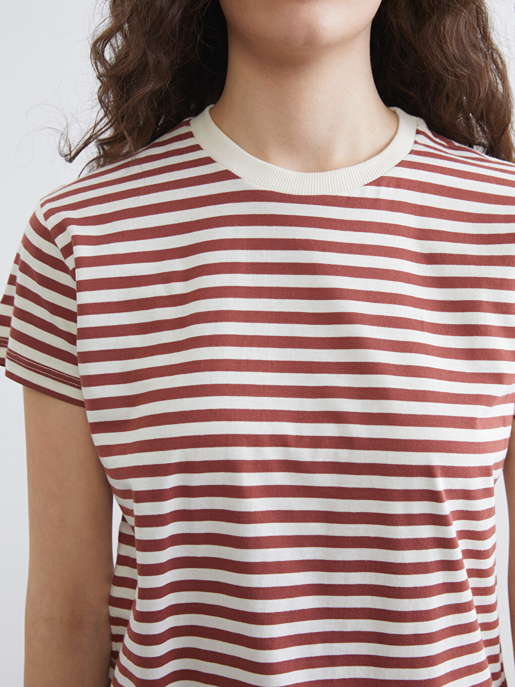 Женская полосатая футболка с круглым вырезом-2