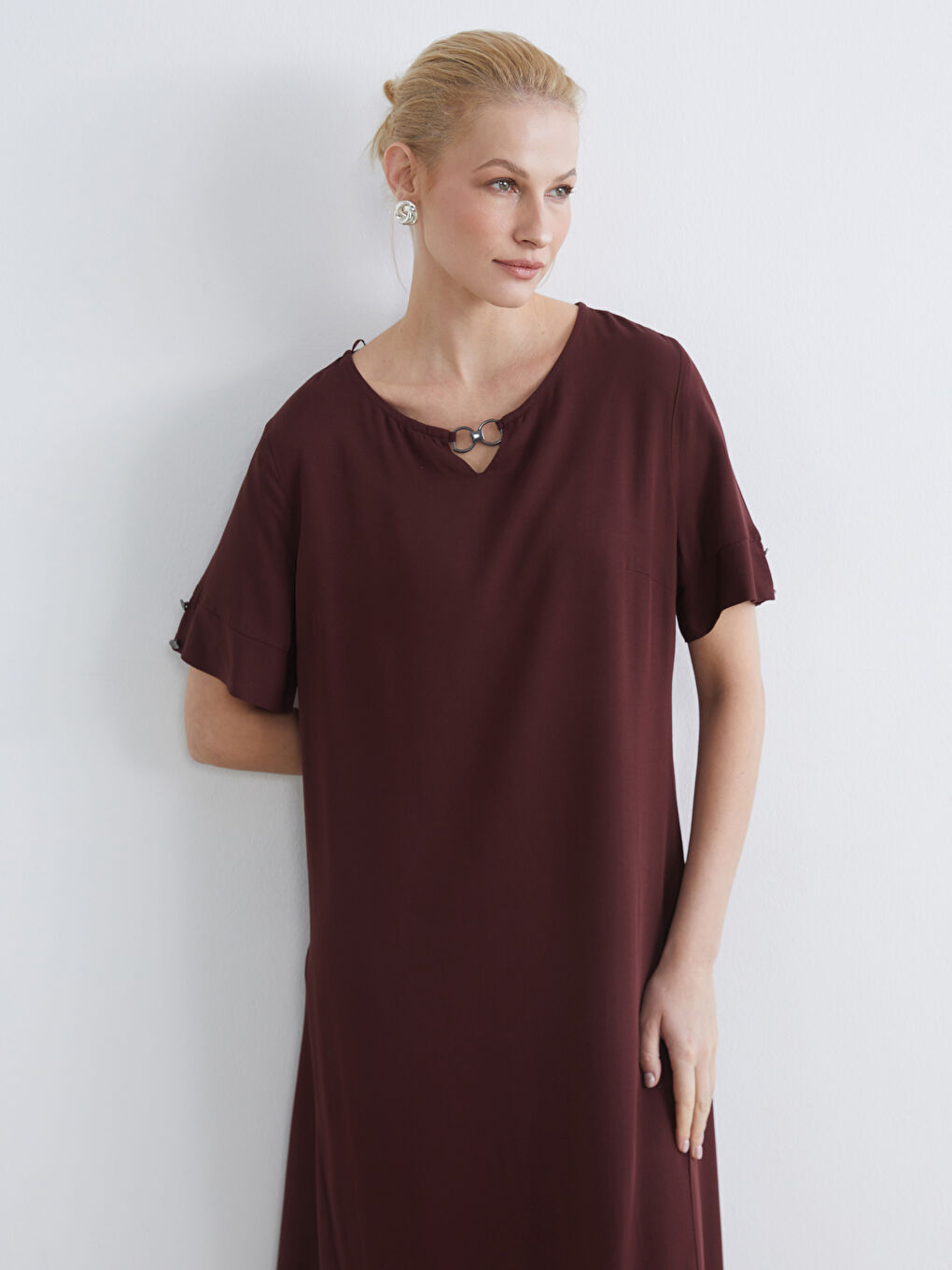 Robe à col rond avec détail accessoire en métal-1