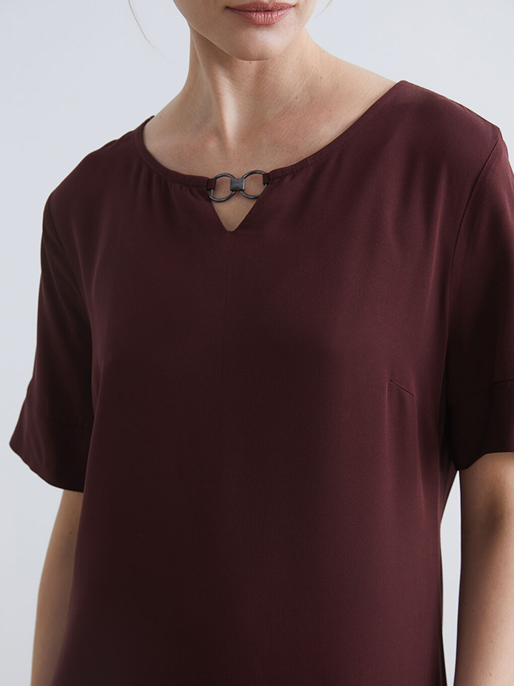 Robe à col rond avec détail accessoire en métal-2