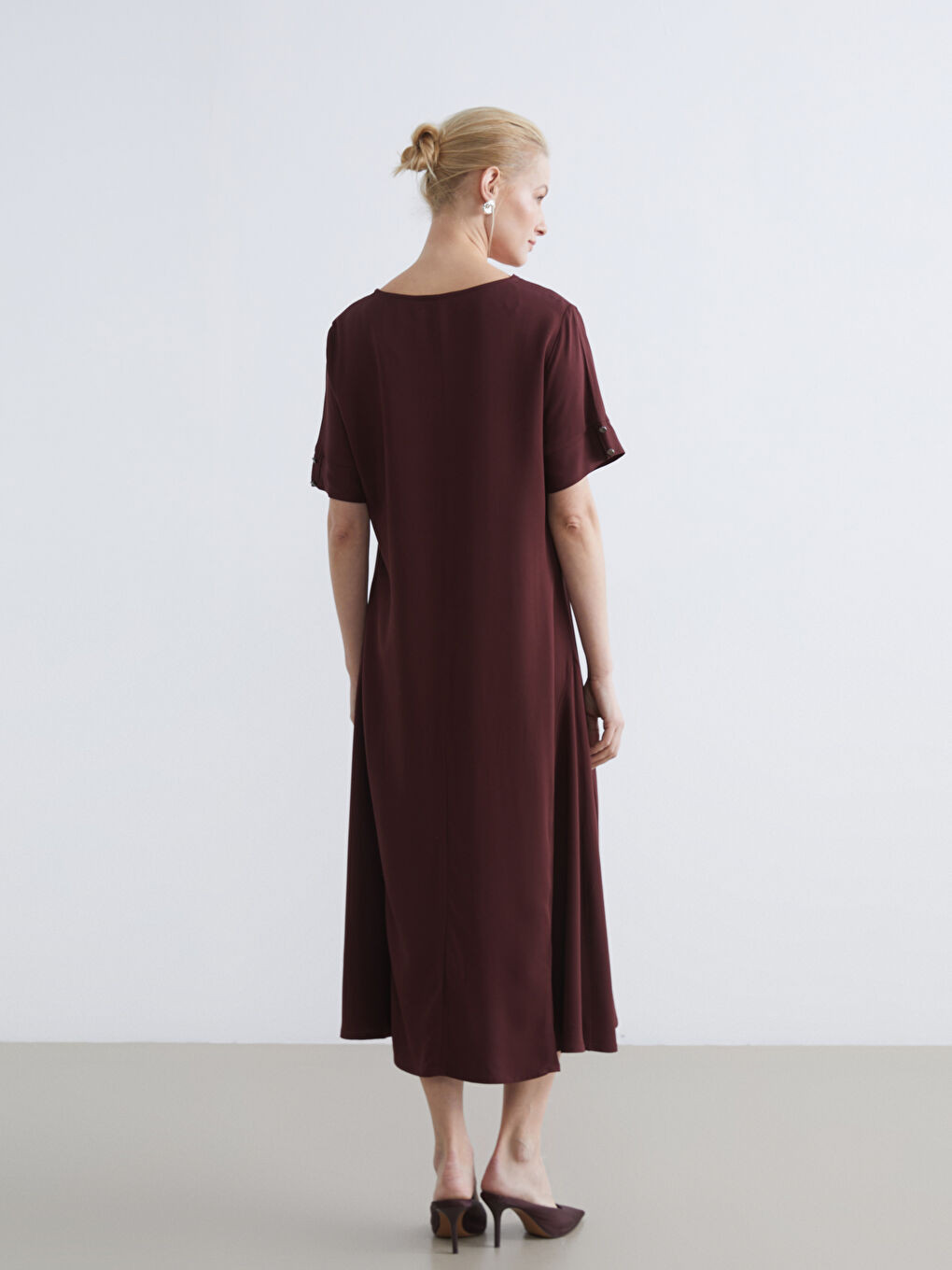 Robe à col rond avec détail accessoire en métal-3