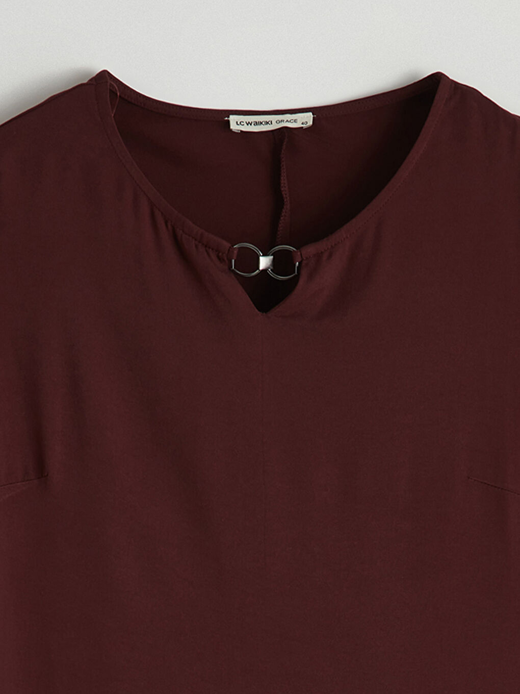 Robe à col rond avec détail accessoire en métal-5