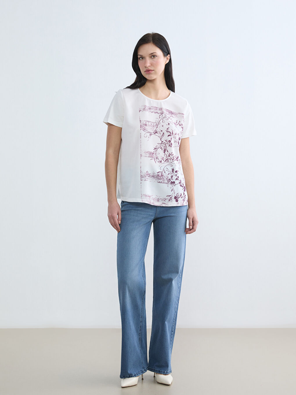 Beyaz Bisiklet Yaka Baskılı Kadın Tişört-1