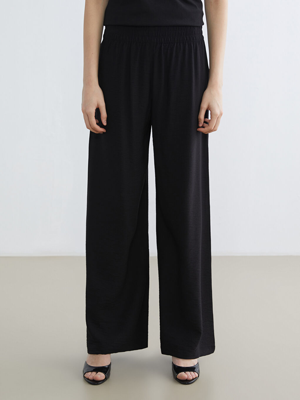 Effortless elegance meets everyday comfort in our wide-leg trousers with an elasticated waistband.-1