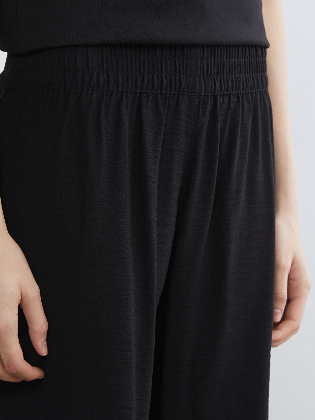 Effortless elegance meets everyday comfort in our wide-leg trousers with an elasticated waistband.-2