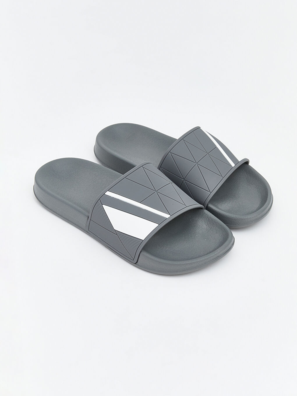 Мужские тапочки с широкой лентой и геометрическим узором