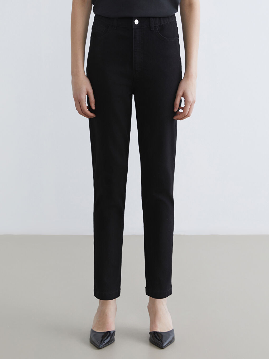 Siyah Beli Lastikli Slim Mom Kadın Jean Pantolon-1