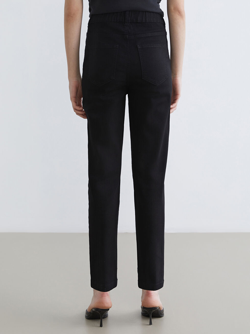 Siyah Beli Lastikli Slim Mom Kadın Jean Pantolon-3