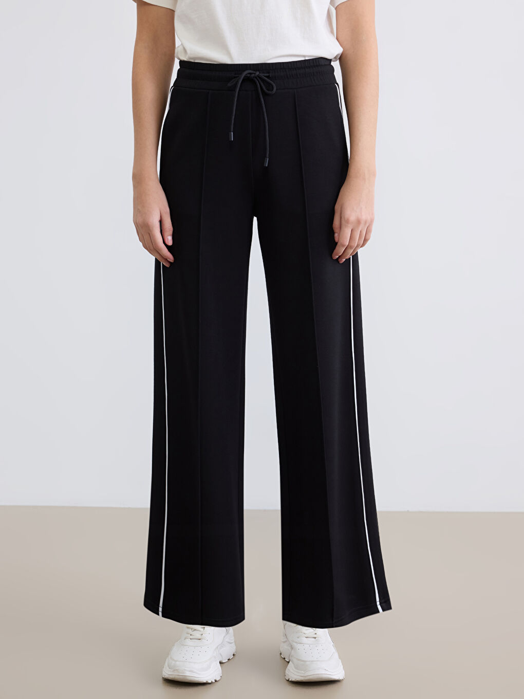 Woman BLACK Sweatpants-1