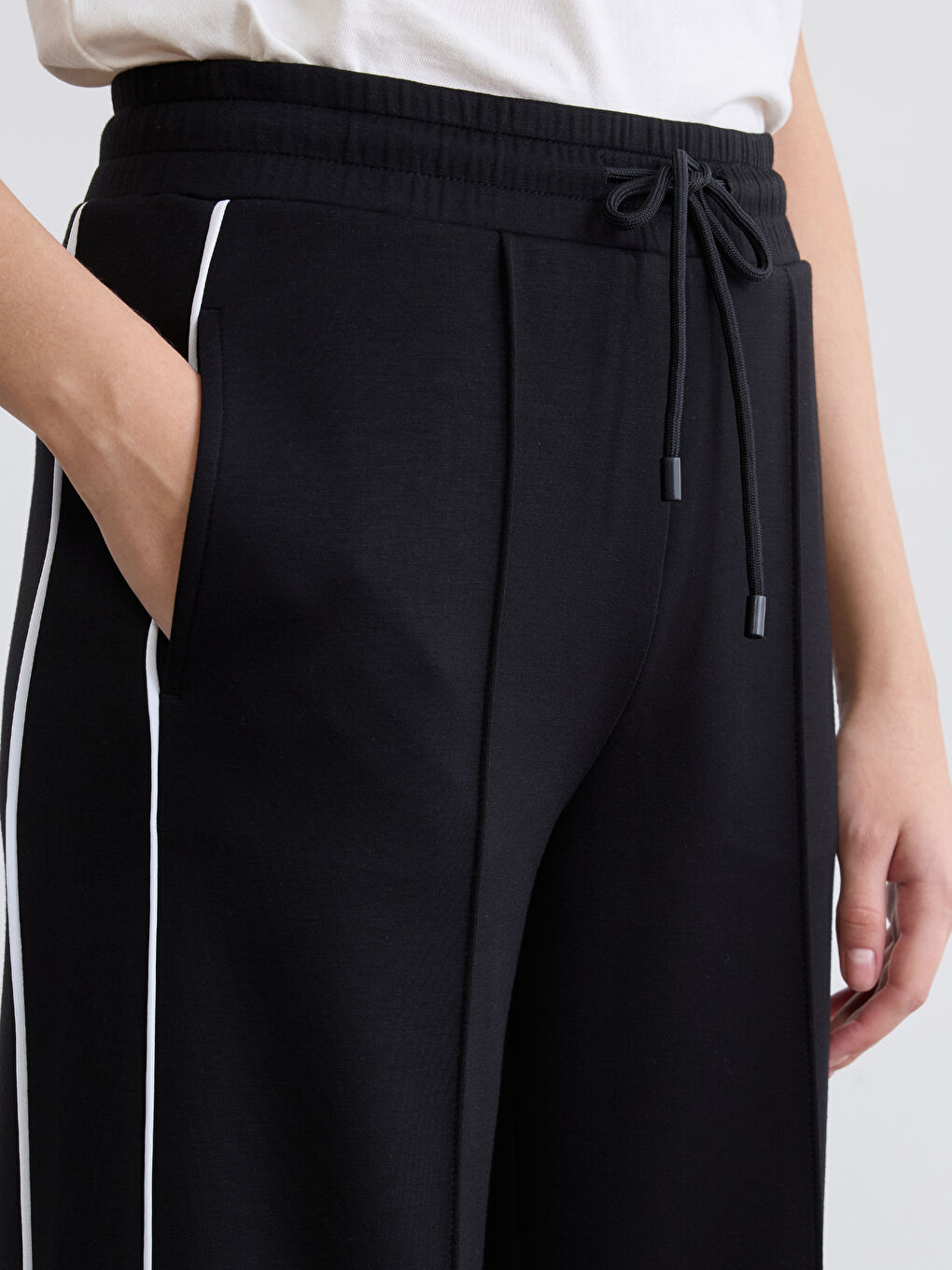 Woman BLACK Sweatpants-2