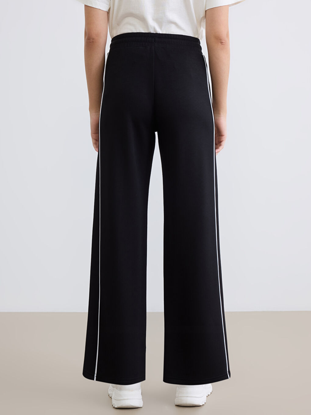 Woman BLACK Sweatpants-3