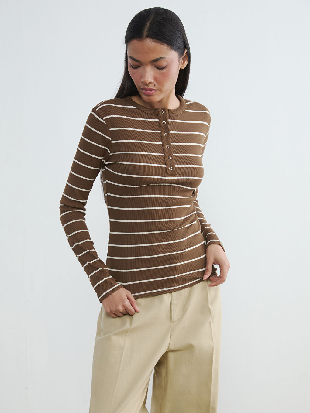 Gestreifter Rundhalsausschnitt-Körper.