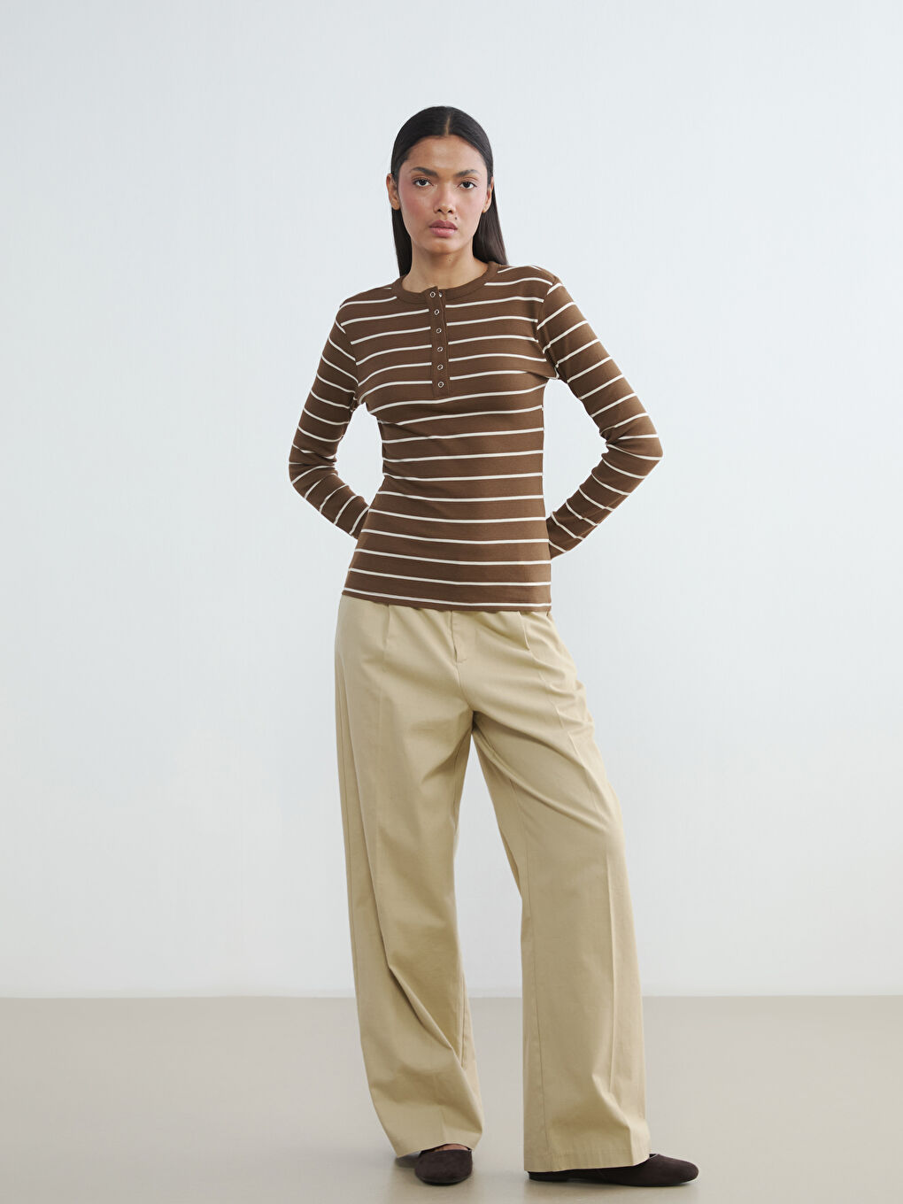 Gestreifter Rundhalsausschnitt-Körper.-1