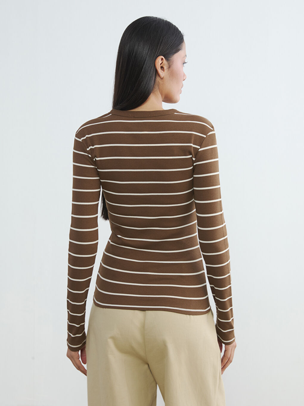 Gestreifter Rundhalsausschnitt-Körper.-3