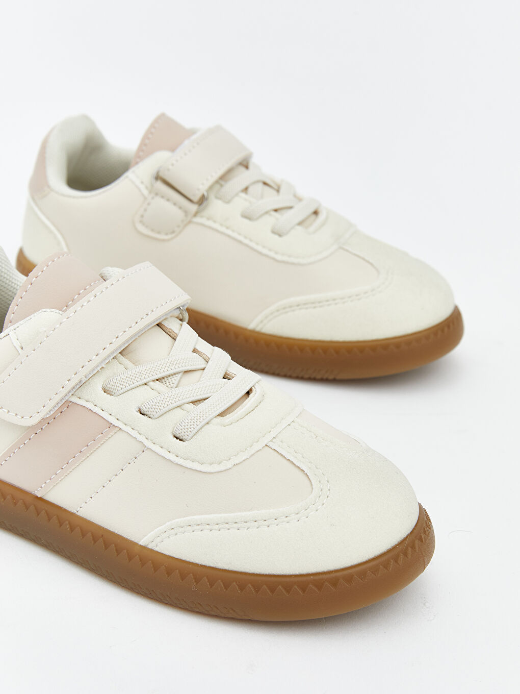 أحذية رياضية بنمط كتلة الألوان لطفلة.-2