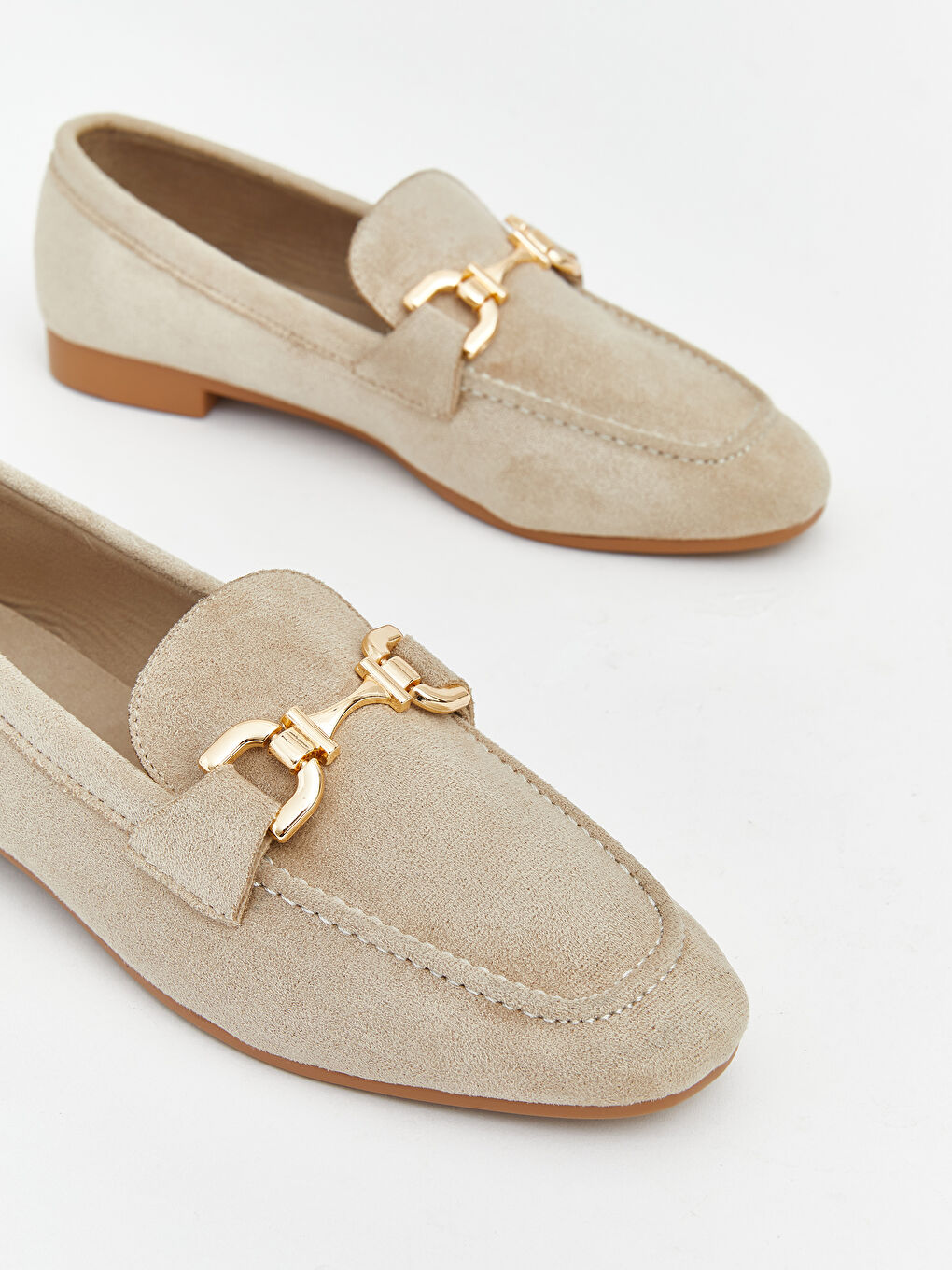 Bej Süet Görünümlü Metal Aksesuarlı Kadın Loafer-2