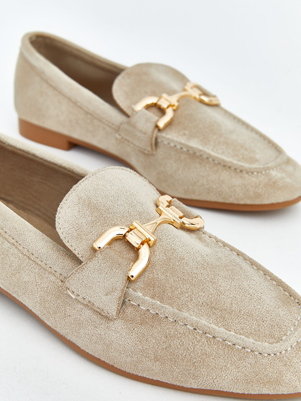 Bej Süet Görünümlü Metal Aksesuarlı Kadın Loafer-3