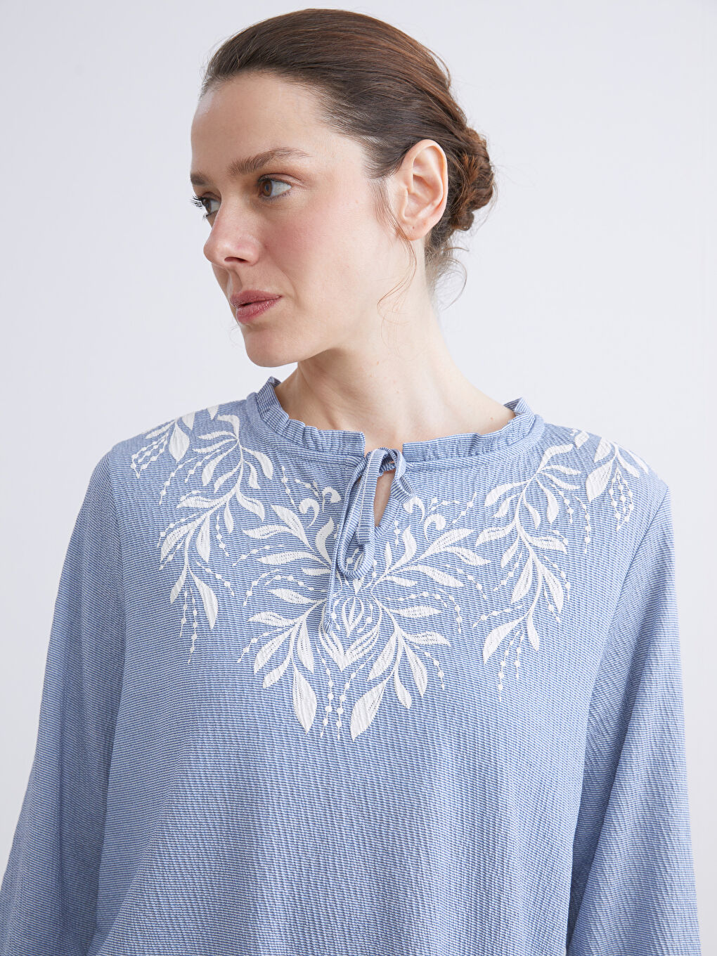 Mavi Bağlamalı Yaka Çiçekli Bluz