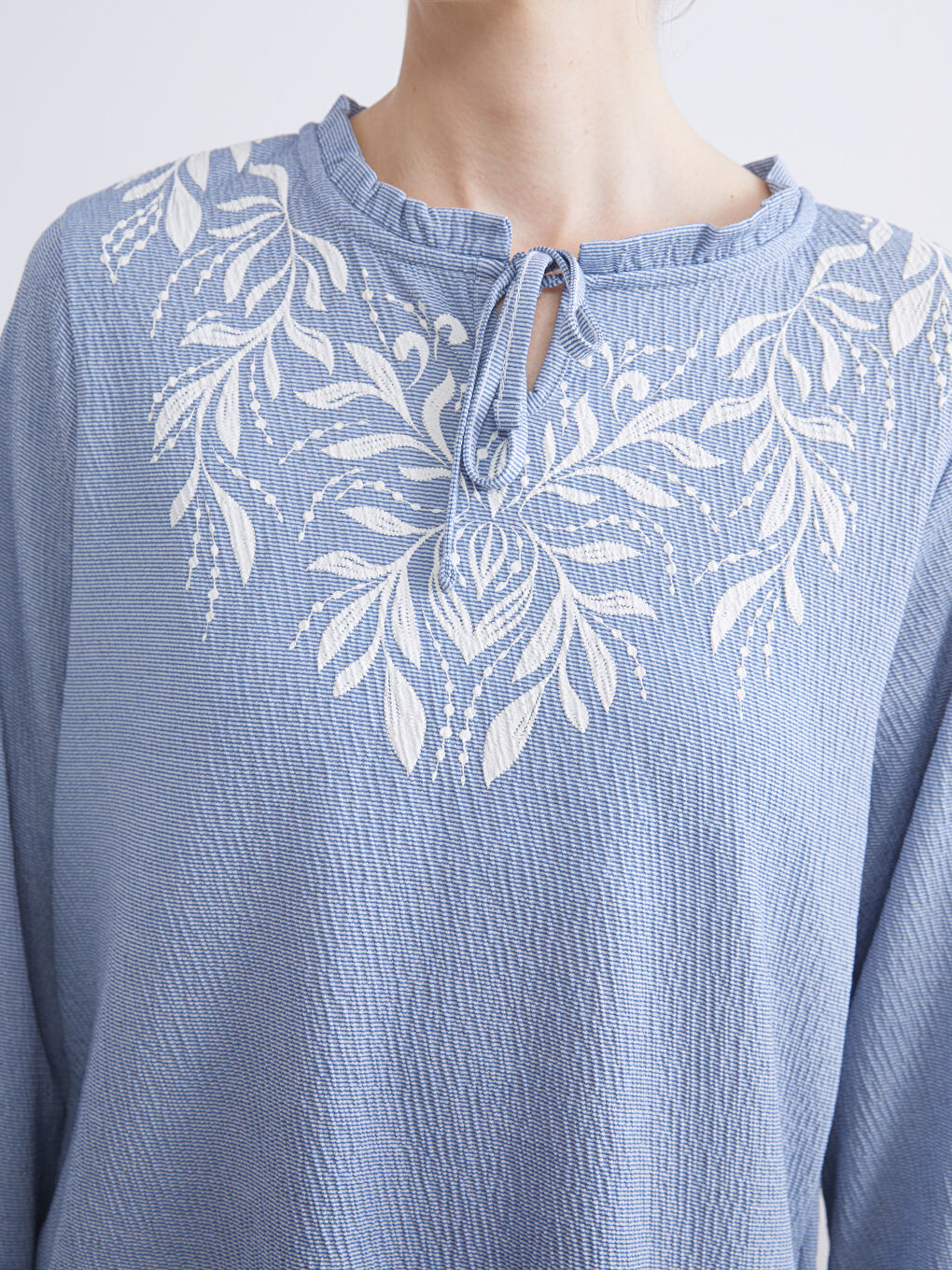 Mavi Bağlamalı Yaka Çiçekli Bluz-2