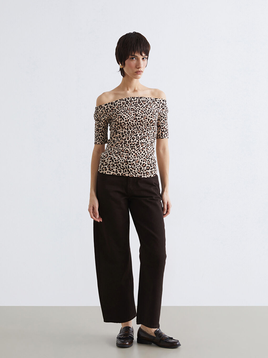 Kahverengi Kayık Yaka Leopar Desenli Bluz-1