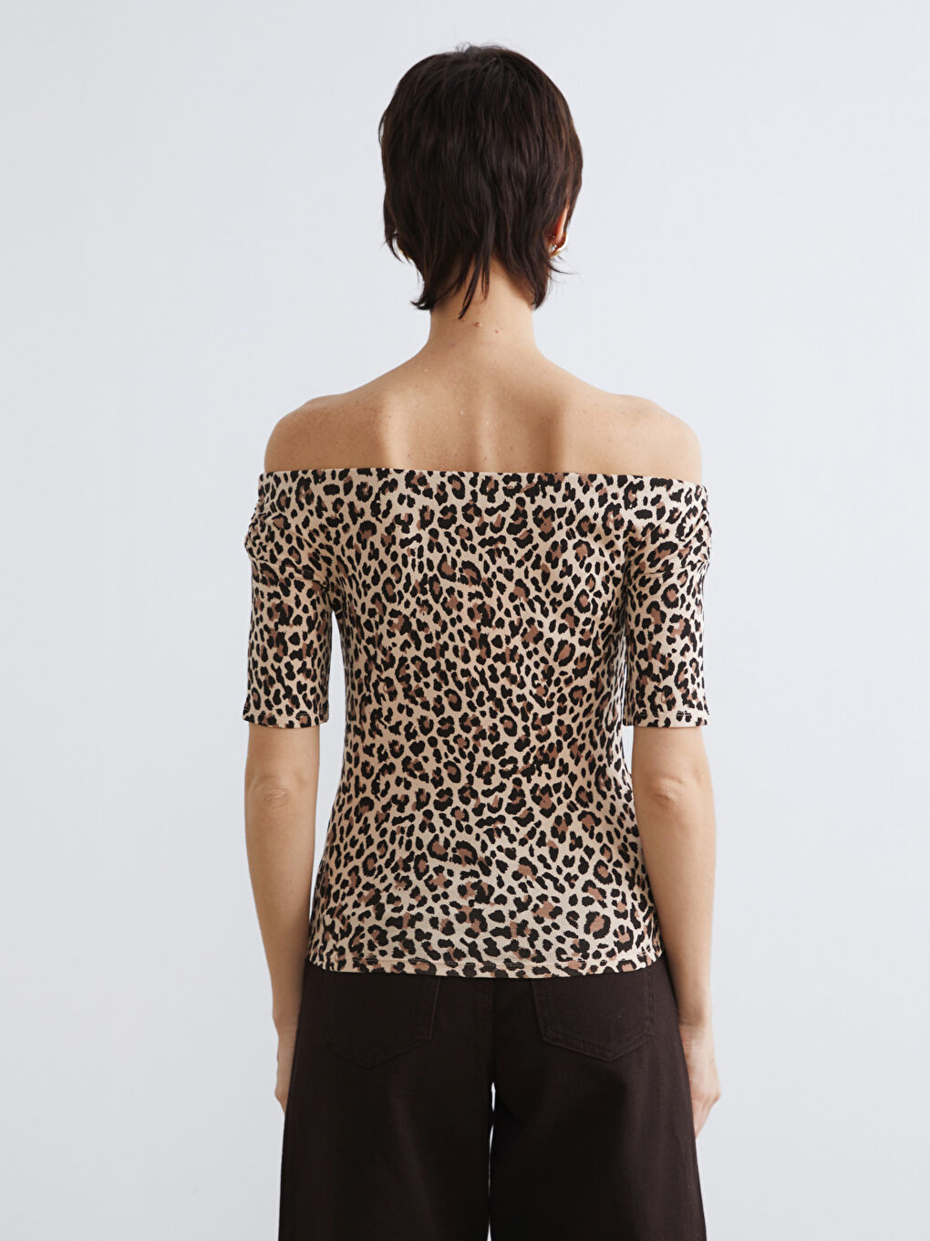 Kahverengi Kayık Yaka Leopar Desenli Bluz-3